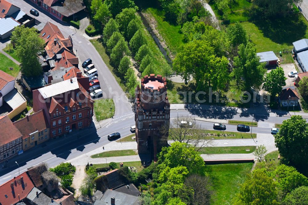 Aerial photograph Hansestadt Stendal - Tower building Uenglinger Tor the rest of the former historic city walls in the Hansestadt Stendal in the state Saxony-Anhalt, Germany