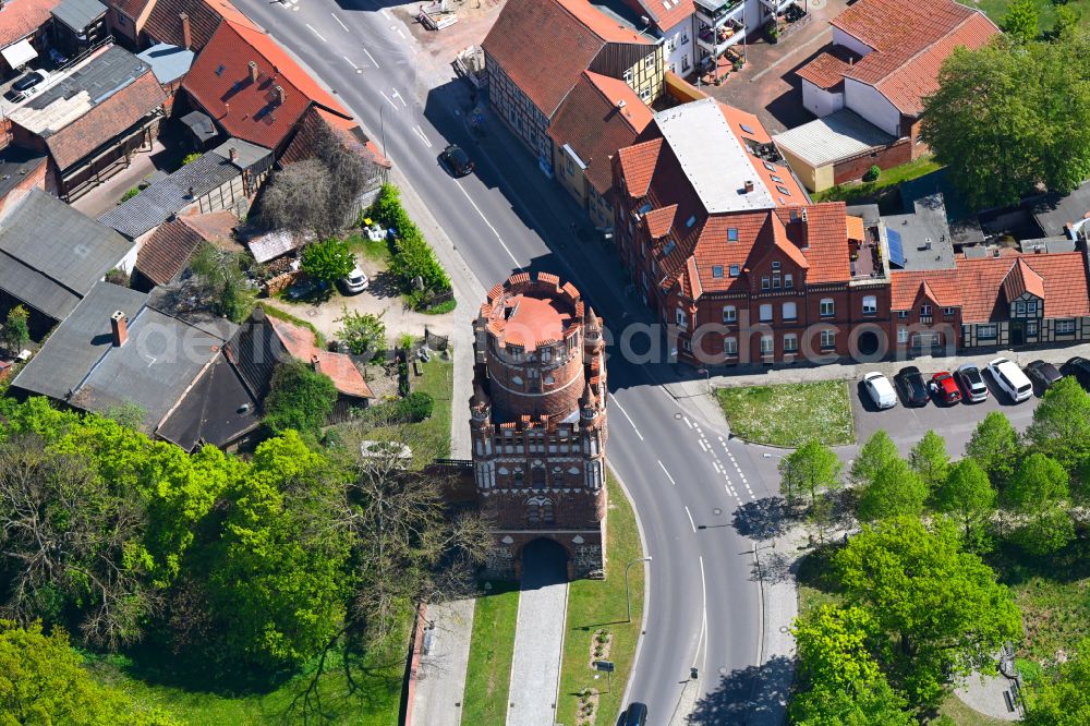 Hansestadt Stendal from the bird's eye view: Tower building Uenglinger Tor the rest of the former historic city walls in the Hansestadt Stendal in the state Saxony-Anhalt, Germany