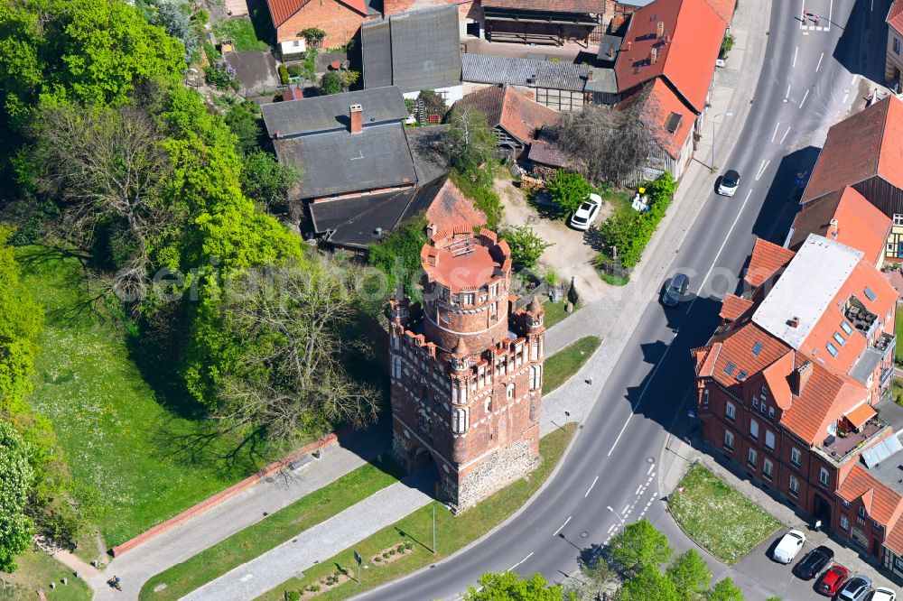 Aerial photograph Hansestadt Stendal - Tower building Uenglinger Tor the rest of the former historic city walls in the Hansestadt Stendal in the state Saxony-Anhalt, Germany