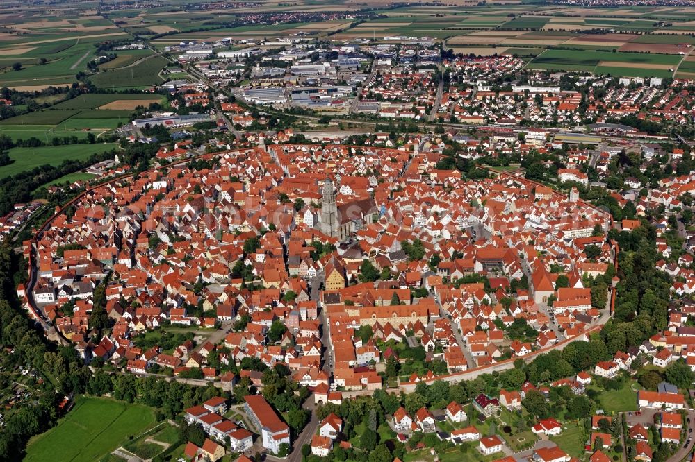 Aerial photograph Nördlingen - Overview of the Old Town area of Noerdlingen in the Danube-Ries in the state of Bavaria. The completely preserved city wall surrounds the historic inner city. The gothic church Sankt Georg in the center is considered the landmark of Noerdlingen