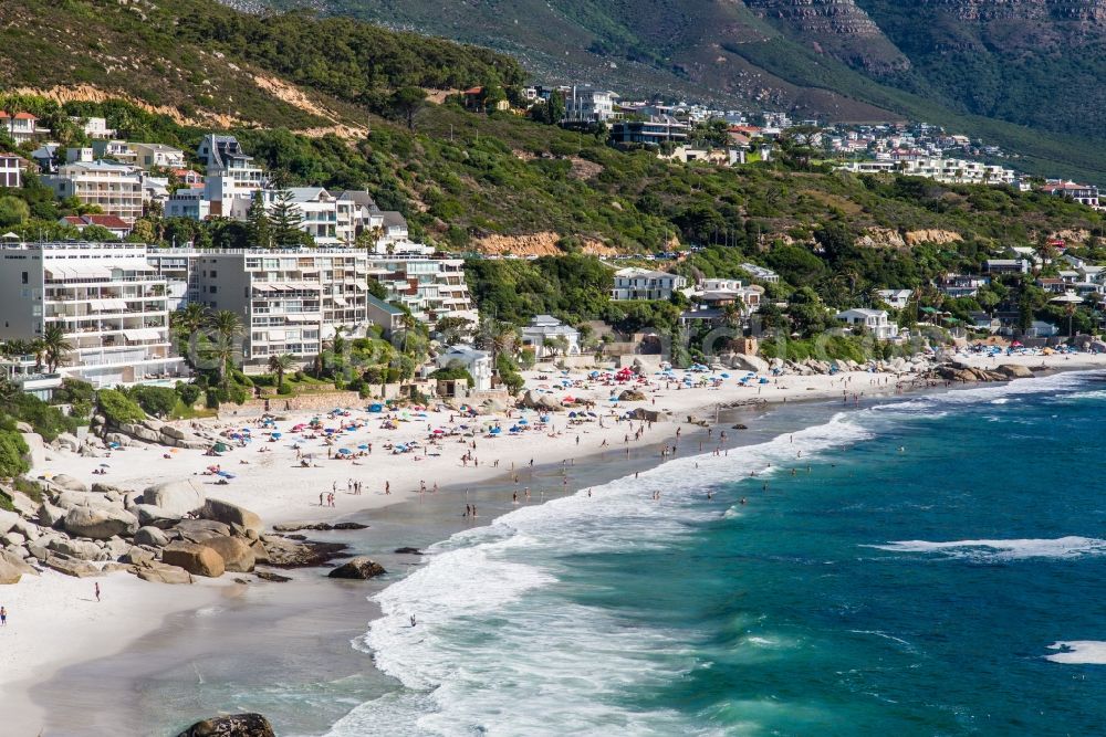 Kapstadt from the bird's eye view: Beach area on the Atlantic Ocean at the Cape of Good Hope in Camps Bay