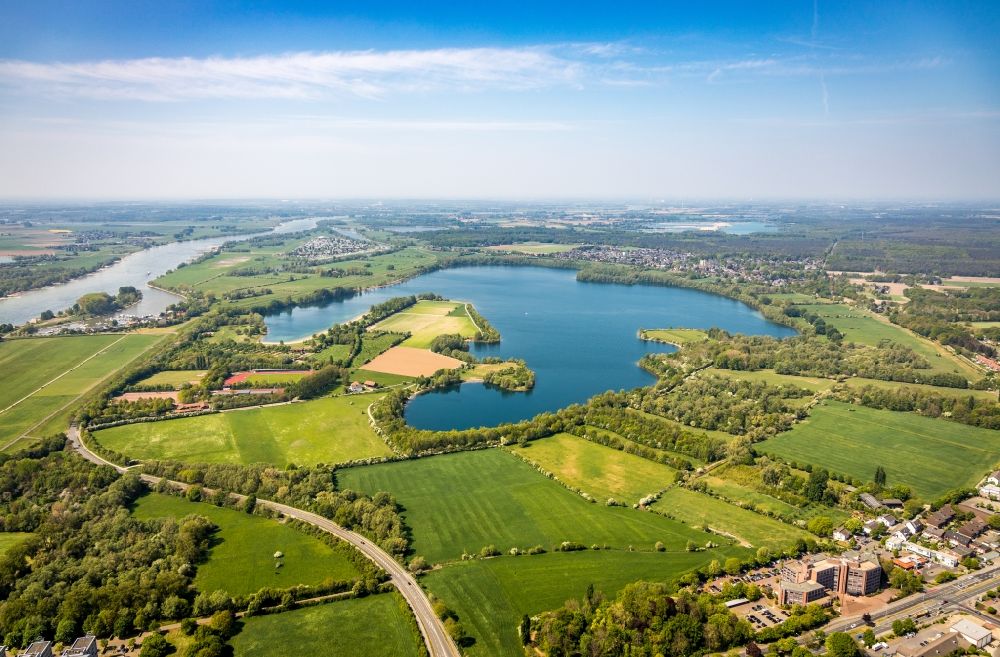 Aerial image Wesel - Riparian areas on the lake area of Auesee and Rhein in Wesel in the state North Rhine-Westphalia, Germany