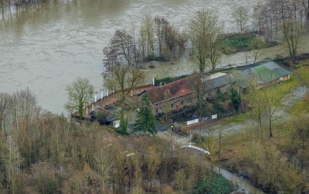 Heisingen from the bird's eye view: Shore areas with flooded by flood level riverbed of Ruhr on Faehrhaus Rote Muehle in Heisingen at Ruhrgebiet in the state North Rhine-Westphalia, Germany
