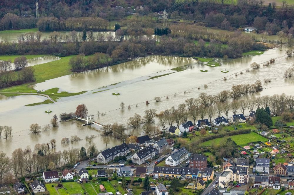 Essen from the bird's eye view: Shore areas with flooded by flood level riverbed on Horster Ruhrbruecke on street In der Lake in the district Horst in Essen at Ruhrgebiet in the state North Rhine-Westphalia, Germany