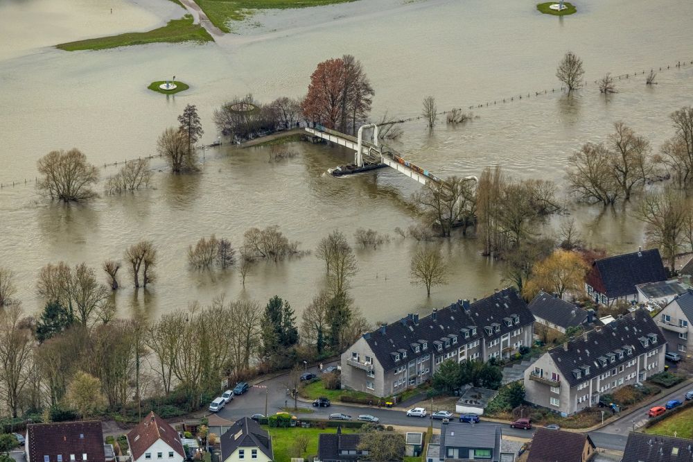 Aerial image Essen - Shore areas with flooded by flood level riverbed on Horster Ruhrbruecke on street In der Lake in the district Horst in Essen at Ruhrgebiet in the state North Rhine-Westphalia, Germany