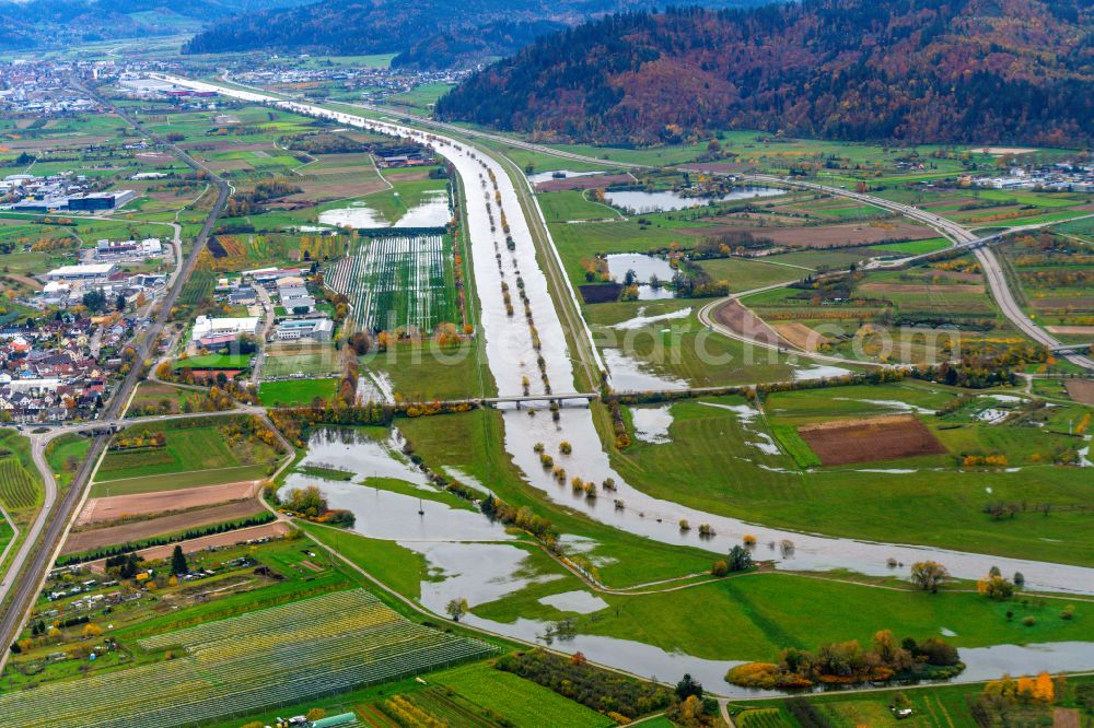 Aerial photograph Ortenberg - Shore areas with flooded by flood level riverbed of the Kinzig river in Ortenberg in the state Baden-Wuerttemberg, Germany
