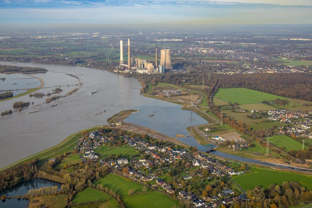 Aerial image Dinslaken - Shore areas with flooded by flood level riverbed Rhein - Emschermuendung on Rheinaue in Dinslaken at Ruhrgebiet in the state North Rhine-Westphalia, Germany