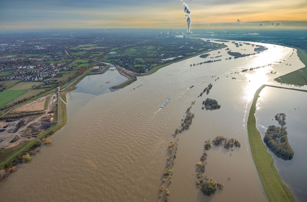 Dinslaken from the bird's eye view: Shore areas with flooded by flood level riverbed Rhein - Emschermuendung on Rheinaue in Dinslaken at Ruhrgebiet in the state North Rhine-Westphalia, Germany