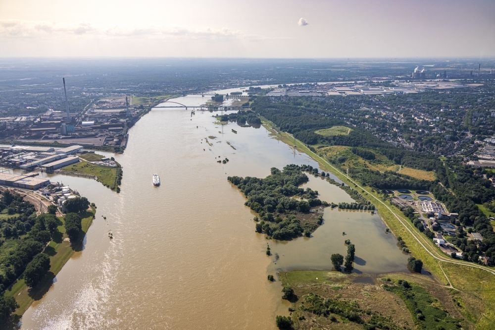 Duisburg from above - Shore areas with flooded by flood level riverbed of Rhein on Werthauser Wardt in the district Hochemmerich in Duisburg at Ruhrgebiet in the state North Rhine-Westphalia, Germany