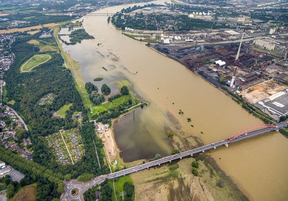 Duisburg from the bird's eye view: Shore areas with flooded by flood level riverbed of Rhein on Werthauser Wardt in the district Hochemmerich in Duisburg at Ruhrgebiet in the state North Rhine-Westphalia, Germany