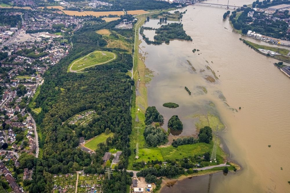 Aerial image Duisburg - Shore areas with flooded by flood level riverbed of Rhein on Werthauser Wardt in the district Hochemmerich in Duisburg at Ruhrgebiet in the state North Rhine-Westphalia, Germany