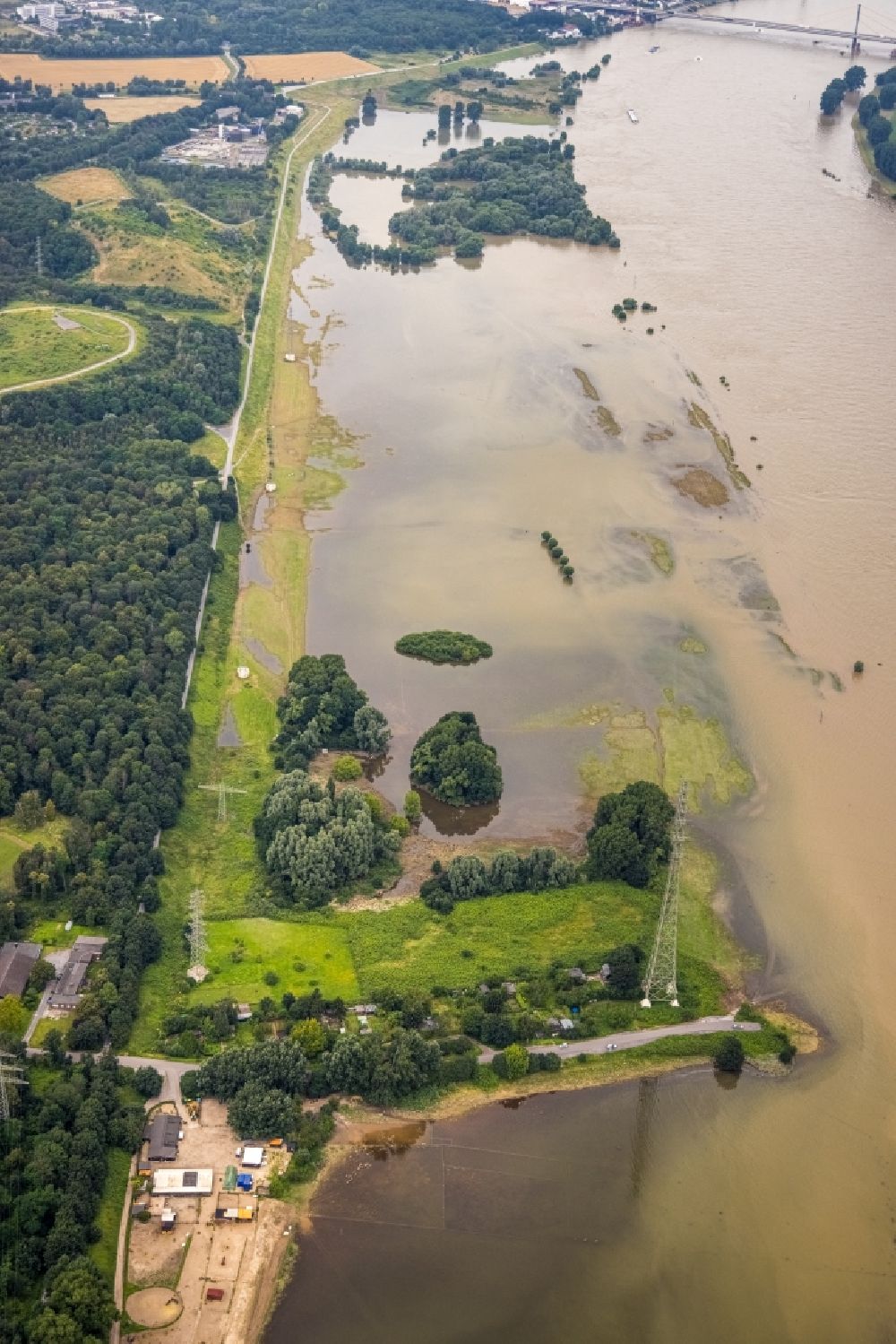 Aerial photograph Duisburg - Shore areas with flooded by flood level riverbed of Rhein on Werthauser Wardt in the district Hochemmerich in Duisburg at Ruhrgebiet in the state North Rhine-Westphalia, Germany