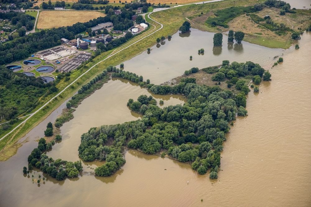 Duisburg from above - Shore areas with flooded by flood level riverbed of Rhein on Werthauser Wardt in the district Hochemmerich in Duisburg at Ruhrgebiet in the state North Rhine-Westphalia, Germany