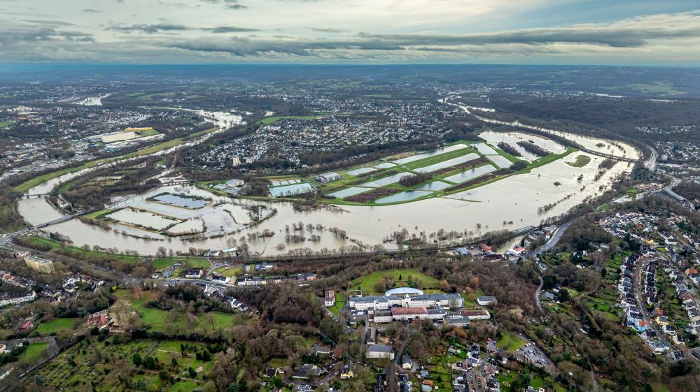 Essen from the bird's eye view: Shore areas with flooded by flood level riverbed the Ruhr on street Huenninghausenweg in the district Ueberruhr - Hinsel in Essen at Ruhrgebiet in the state North Rhine-Westphalia, Germany