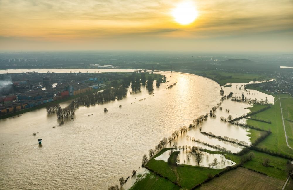 Hamborn from the bird's eye view: Shore areas with flooded by flood level riverbed of the Rhine river in Hamborn in the state North Rhine-Westphalia, Germany