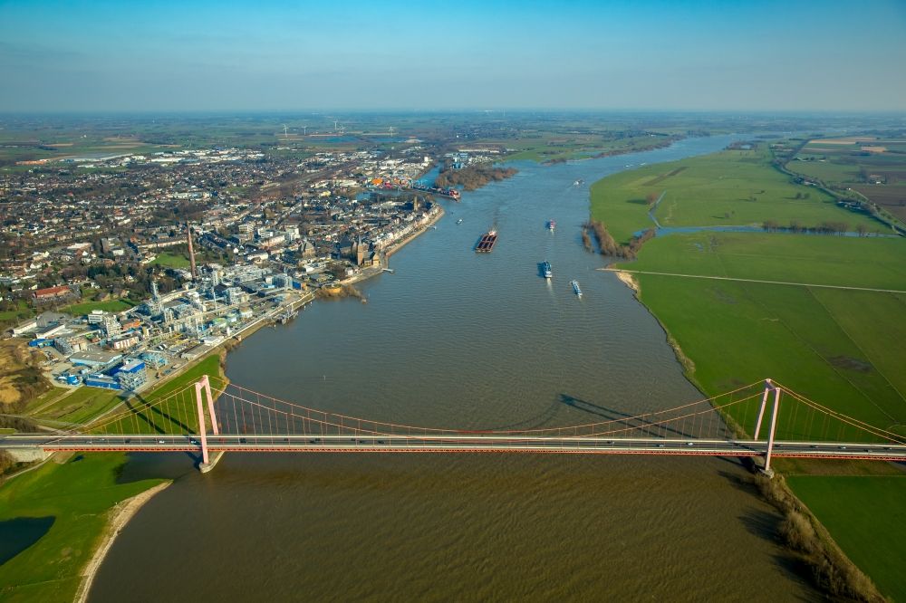 Aerial image Rees - Shore areas with flooded by flood level riverbed on rhine bridgde in Rees in the state North Rhine-Westphalia