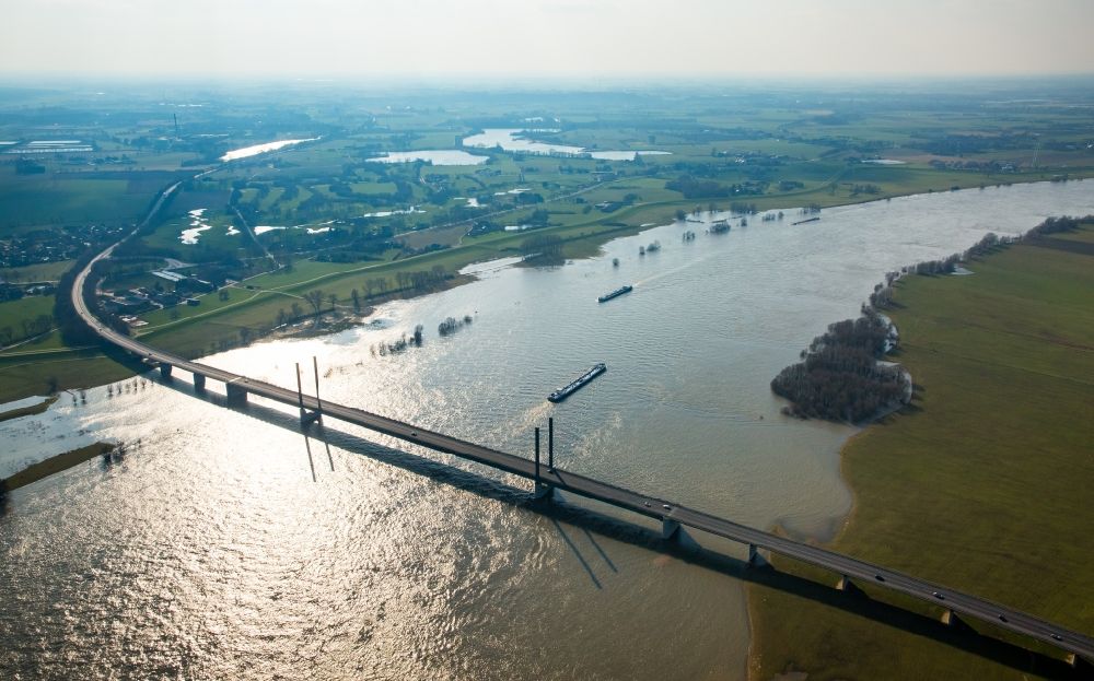 Aerial photograph Rees - Shore areas with flooded by flood level riverbed on rhine bridgde in Rees in the state North Rhine-Westphalia