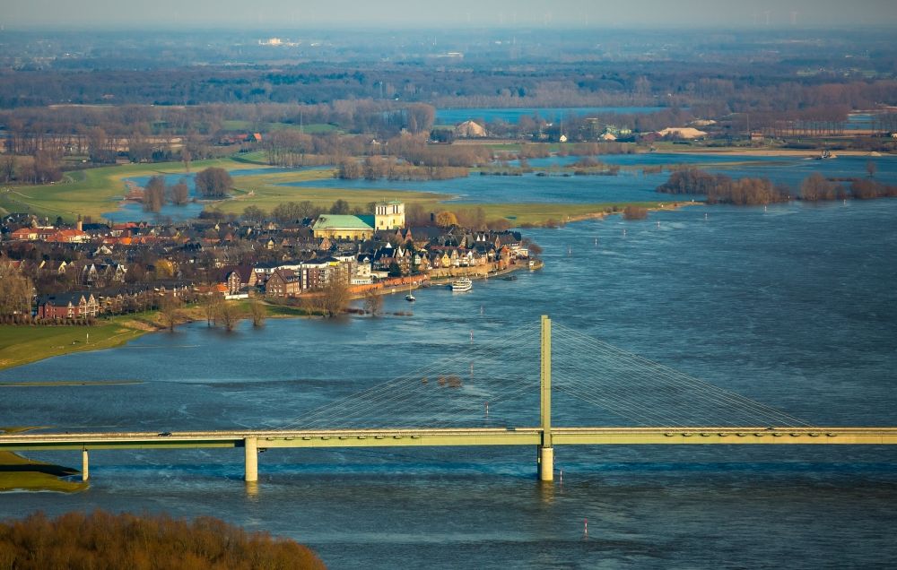 Kalkar from the bird's eye view: Shore areas with flooded by flood level riverbed on rhine bridgde in Rees in the state North Rhine-Westphalia