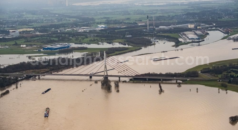 Rees from the bird's eye view: Shore areas with flooded by flood level riverbed on rhine bridgde in Rees in the state North Rhine-Westphalia