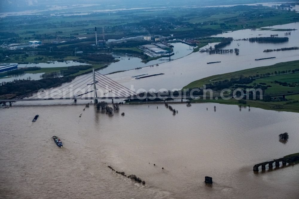 Aerial image Rees - Shore areas with flooded by flood level riverbed on rhine bridgde in Rees in the state North Rhine-Westphalia