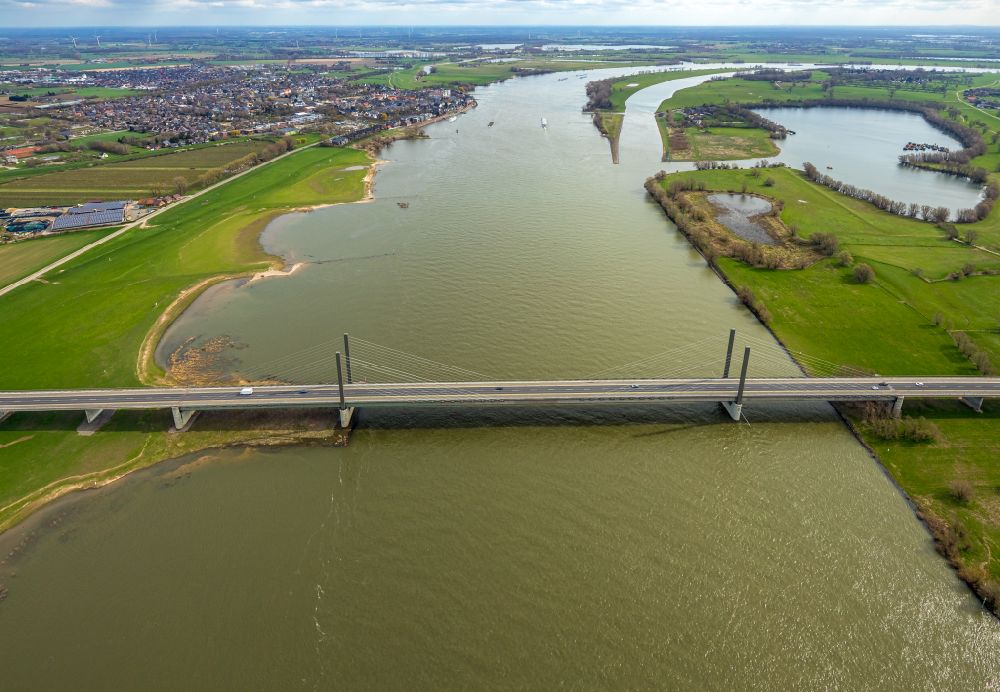 Aerial photograph Rees - Shore areas with flooded by flood level riverbed on rhine bridgde in Rees in the state North Rhine-Westphalia