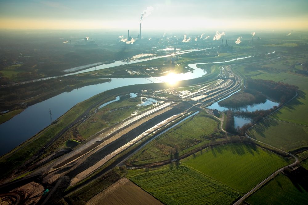 Aerial image Haltern am See - Shore areas of the reinforced by flood protection dam riverbed course of Lippe in Haltern am See in the state North Rhine-Westphalia, Germany