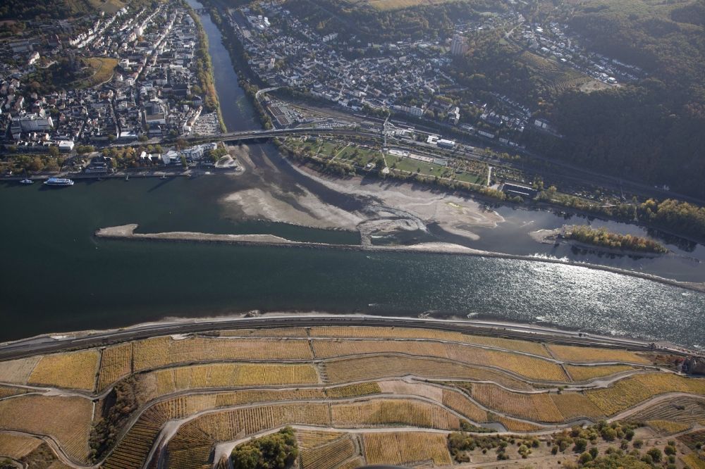 Aerial image Bingen am Rhein - Shore areas exposed by low-water level riverbed on the Rhine river in Bingen am Rhein in the state Rhineland-Palatinate, Germany. In the Rhine Valley between the Hessian winegrowing area Rheingau and the Rhineland-Palatinate Bingen lies the Maeuseturminsel with the so-called Maeuseturm