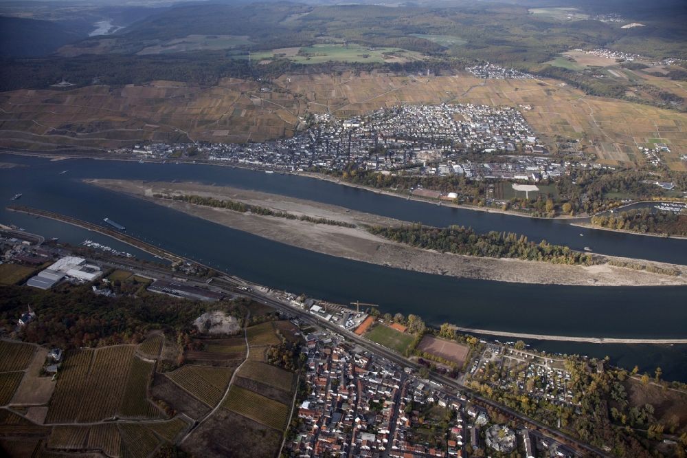 Aerial image Bingen am Rhein - Shore areas exposed by low-water level riverbed on the Rhine river in Bingen am Rhein in the state Rhineland-Palatinate, Germany