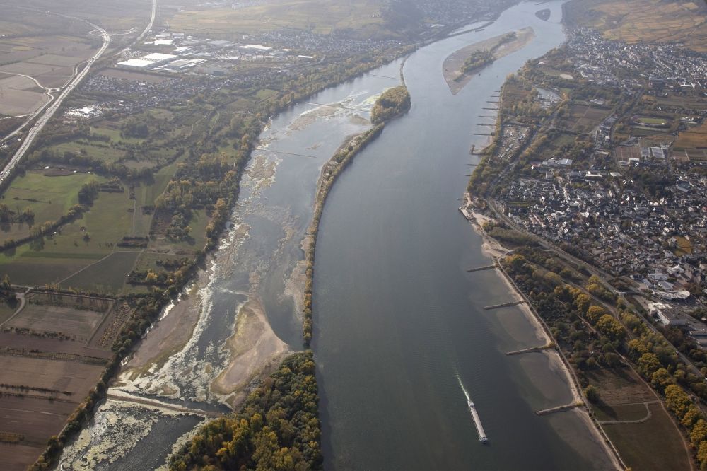 Aerial image Geisenheim - Shore areas exposed by low-water level riverbed on the Rhine river in Geisenheim in the state Rhineland-Palatinate, Germany
