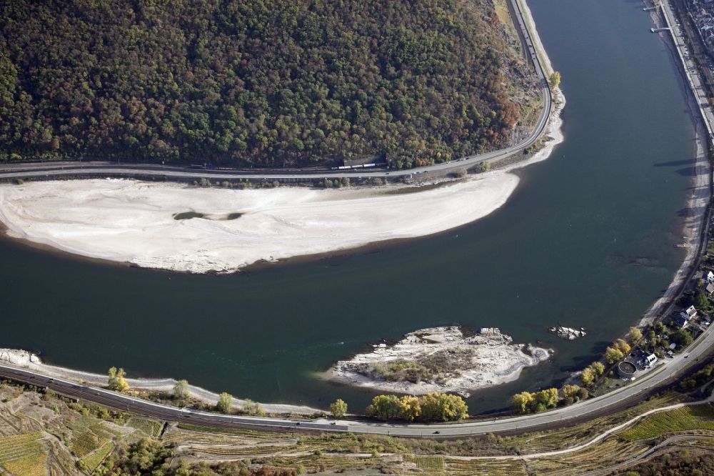 Kaub from the bird's eye view: Shore areas exposed by low-water level riverbed on the Rhine river in Kaub in the state Rhineland-Palatinate, Germany