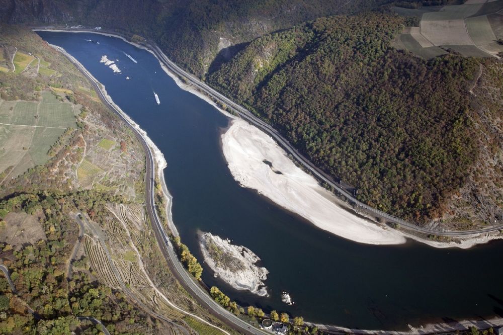 Aerial photograph Kaub - Shore areas exposed by low-water level riverbed on the Rhine river in Kaub in the state Rhineland-Palatinate, Germany