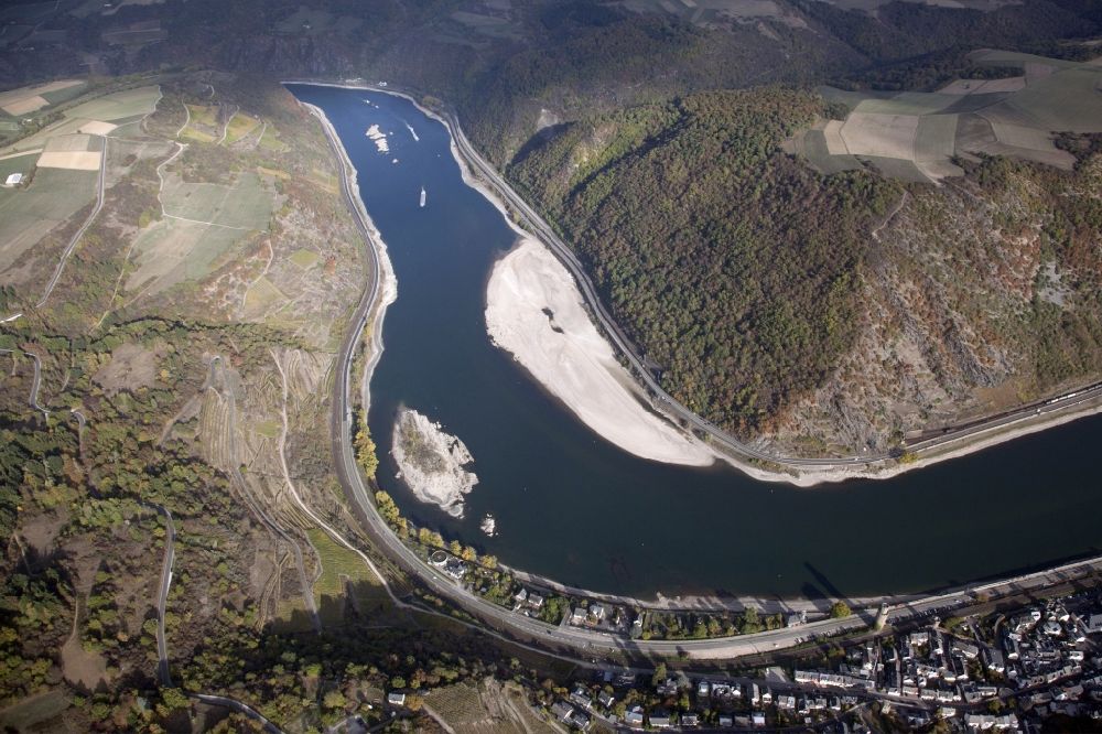 Kaub from above - Shore areas exposed by low-water level riverbed on the Rhine river in Kaub in the state Rhineland-Palatinate, Germany