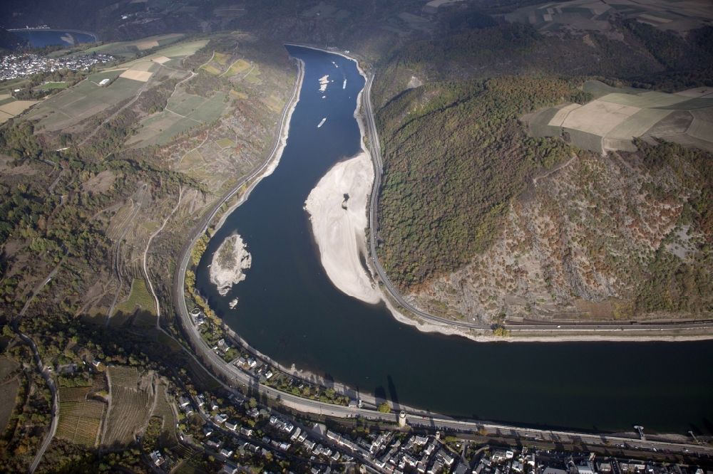 Aerial image Kaub - Shore areas exposed by low-water level riverbed on the Rhine river in Kaub in the state Rhineland-Palatinate, Germany