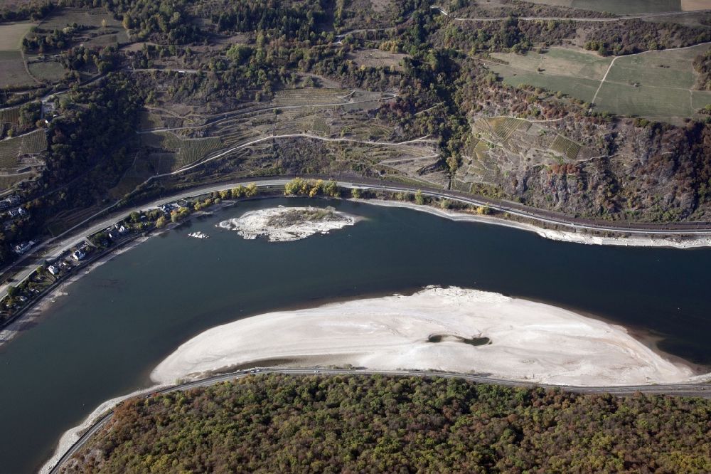 Aerial photograph Kaub - Shore areas exposed by low-water level riverbed on the Rhine river in Kaub in the state Rhineland-Palatinate, Germany