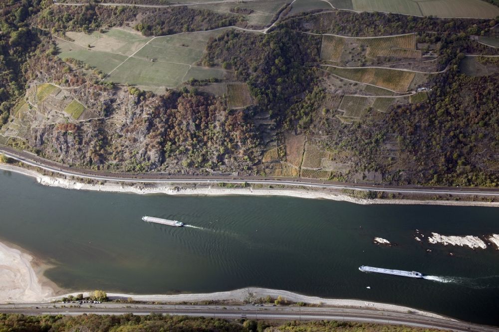 Kaub from the bird's eye view: Shore areas exposed by low-water level riverbed on the Rhine river in Kaub in the state Rhineland-Palatinate, Germany
