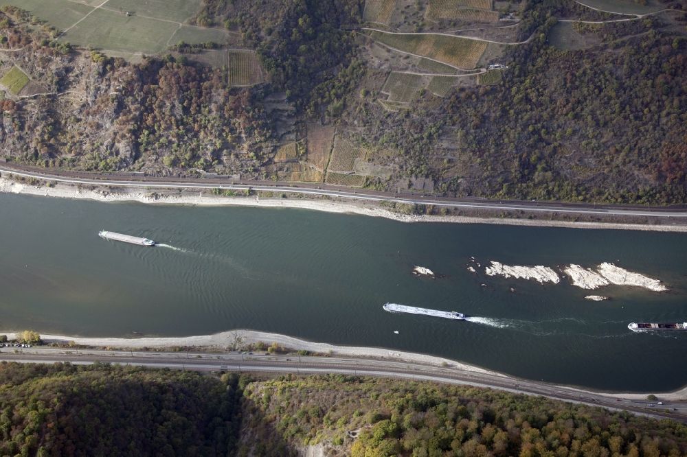 Aerial image Kaub - Shore areas exposed by low-water level riverbed on the Rhine river in Kaub in the state Rhineland-Palatinate, Germany