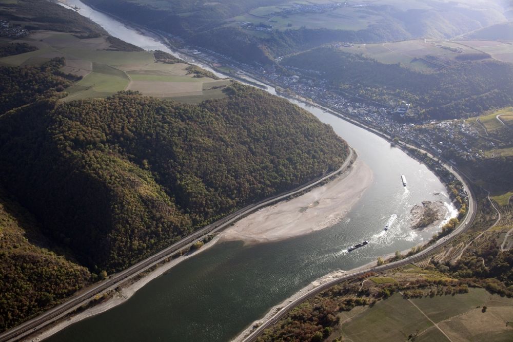 Oberwesel from the bird's eye view: Shore areas exposed by low-water level riverbed on the Rhine river in Oberwesel in the state Rhineland-Palatinate, Germany