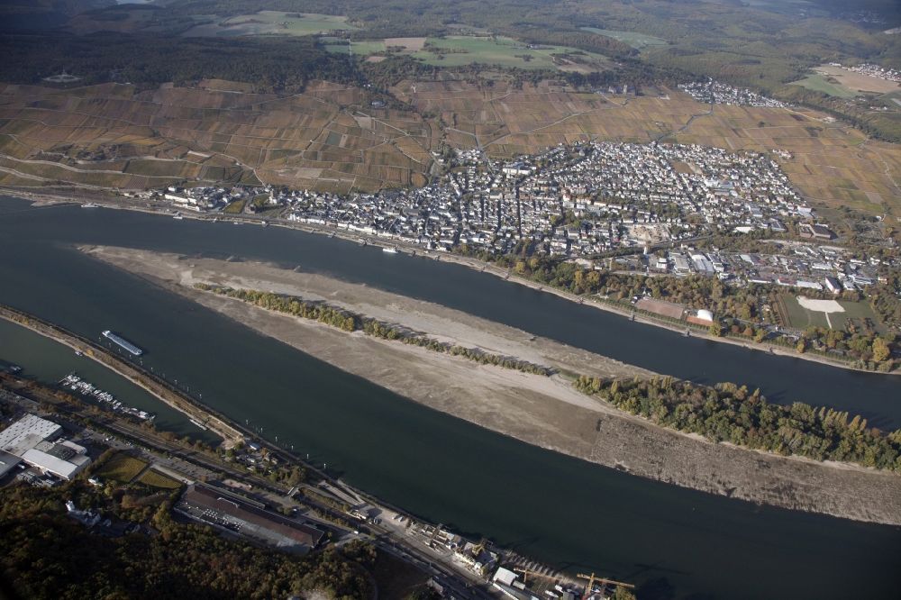 Rüdesheim am Rhein from above - Shore areas exposed by low-water level riverbed on the Rhine river in Ruedesheim am Rhein in the state Hesse, Germany