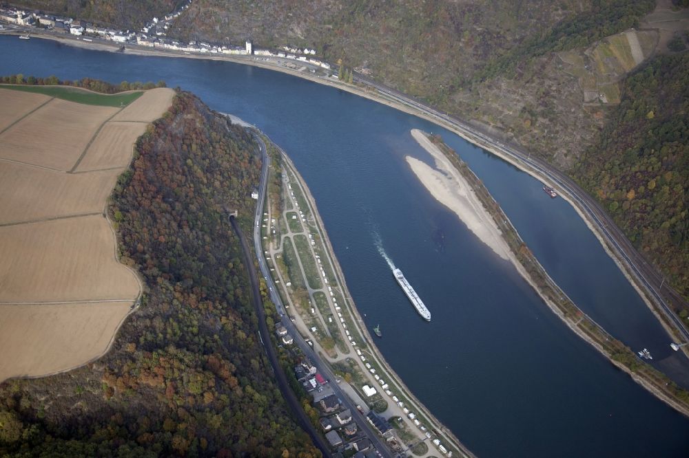 Aerial image Sankt Goar - Shore areas exposed by low-water level riverbed on the Rhine river in Sankt Goar in the state Rhineland-Palatinate, Germany. At the right: the Loreley- Harbor