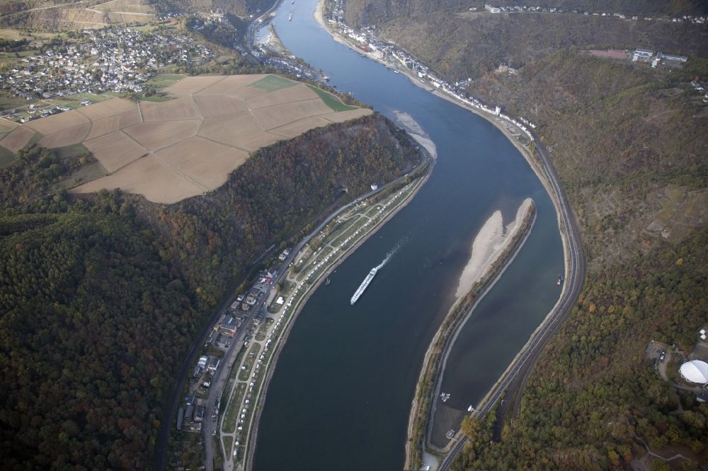 Sankt Goar from above - Shore areas exposed by low-water level riverbed on the Rhine river in Sankt Goar in the state Rhineland-Palatinate, Germany. At the right: the Loreley- Harbor