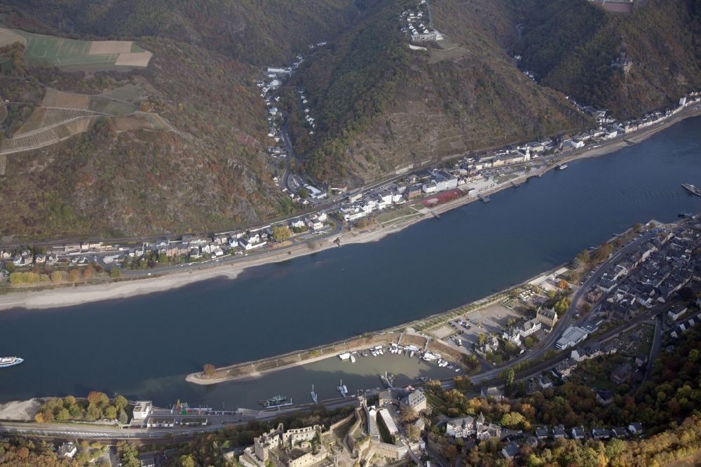 Aerial photograph Sankt Goar - Shore areas exposed by low-water level riverbed on the Rhine river in Sankt Goar in the state Rhineland-Palatinate, Germany