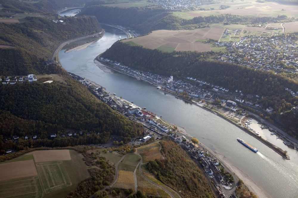 Sankt Goar from above - Shore areas exposed by low-water level riverbed on the Rhine river in Sankt Goar in the state Rhineland-Palatinate, Germany