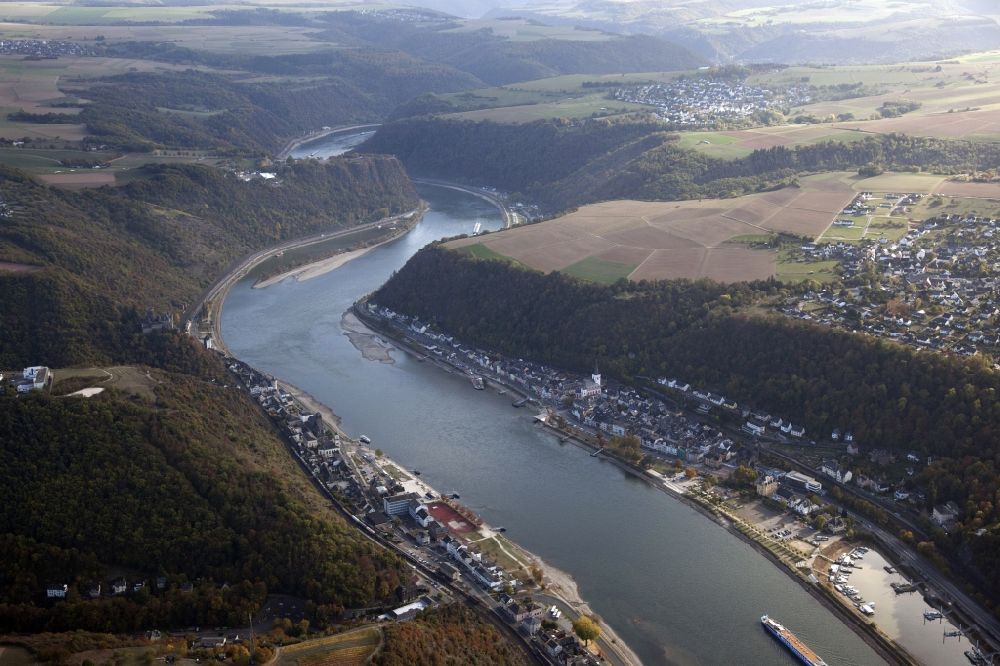 Sankt Goar from the bird's eye view: Shore areas exposed by low-water level riverbed on the Rhine river in Sankt Goar in the state Rhineland-Palatinate, Germany
