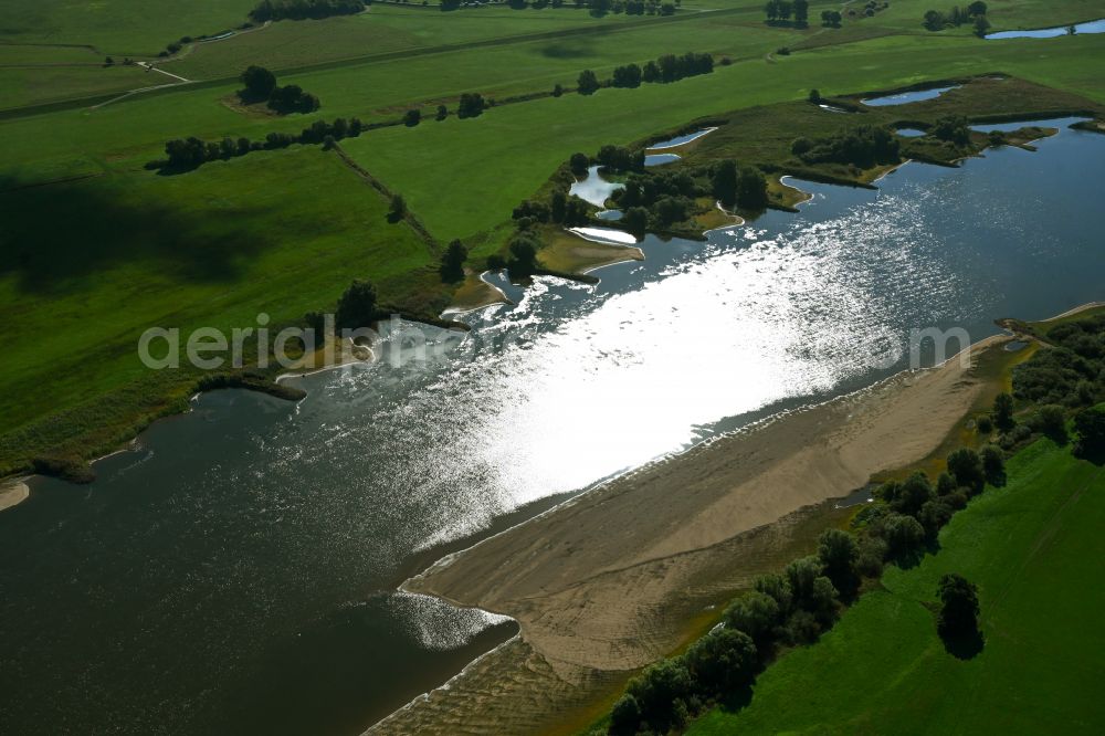 Bleckede from the bird's eye view: Shore areas exposed by low-water level riverbed of the River Elbe in Bleckede in the state Lower Saxony, Germany
