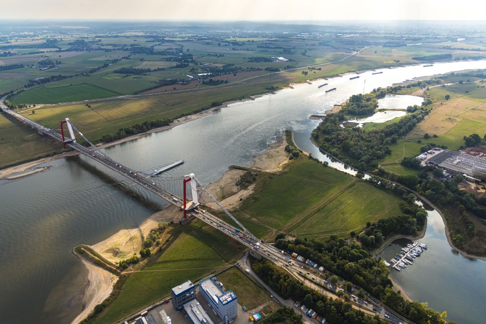 Aerial photograph Hüthum - Shore areas exposed by low-water level riverbed in Hüthum in the state North Rhine-Westphalia, Germany