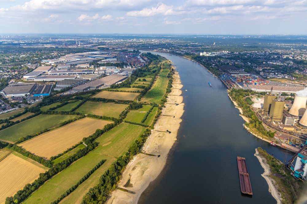 Aerial photograph Hüttenheim - Shore areas exposed by low-water level riverbed in Hüttenheim in the state North Rhine-Westphalia, Germany