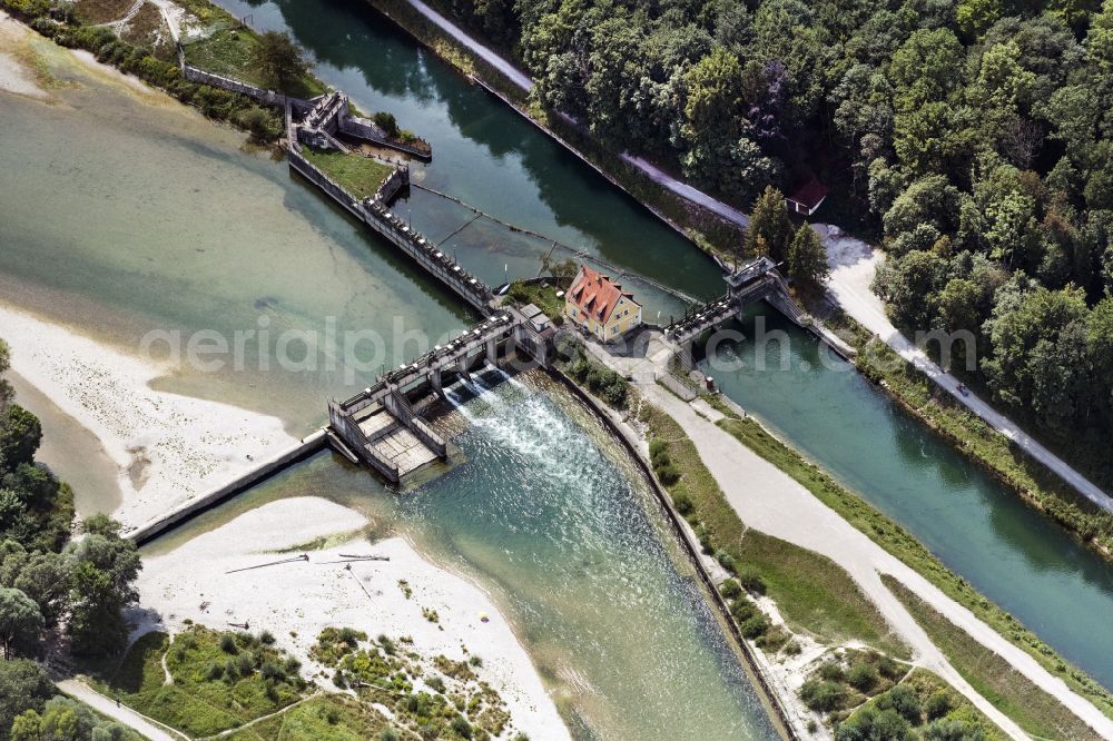 Aerial image Großhesselohe - Shore areas exposed by low-water level riverbed of the river Isar in Grosshesselohe in the state Bavaria, Germany