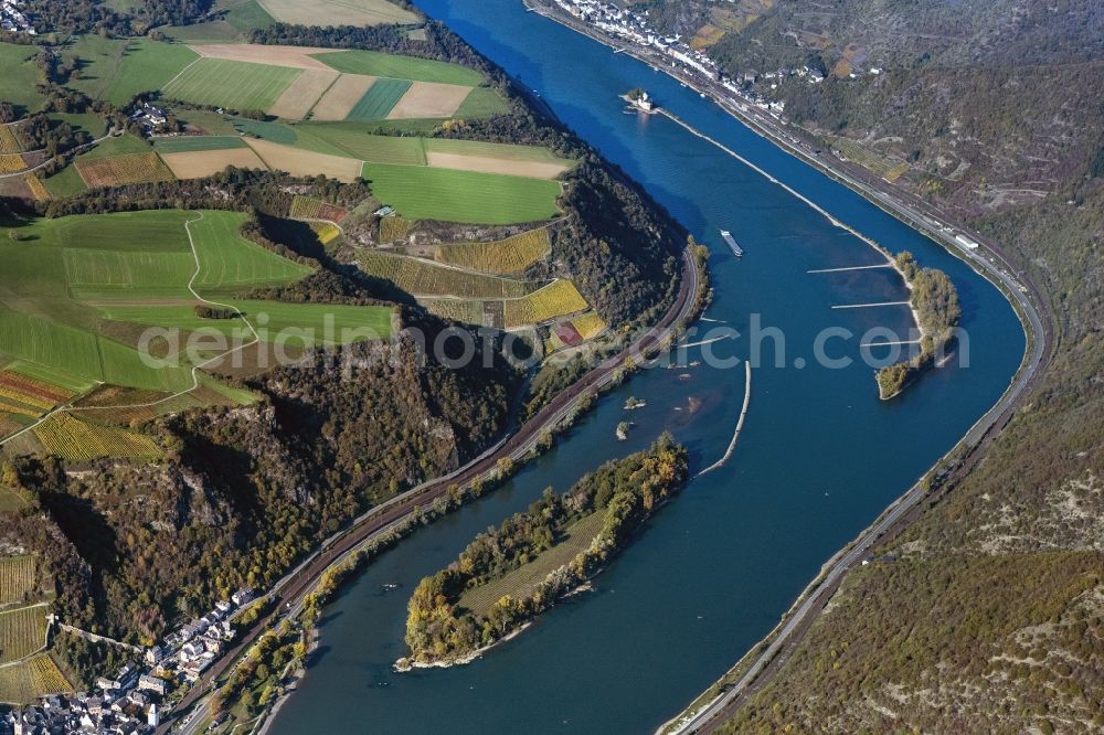 Aerial image Bacharach - Shore areas exposed by low-water level riverbed on the Rhine river in Bacharach in the state Rhineland-Palatinate, Germany. Therein the island Bacharacher Werth. The larger part of the island is planted with vines