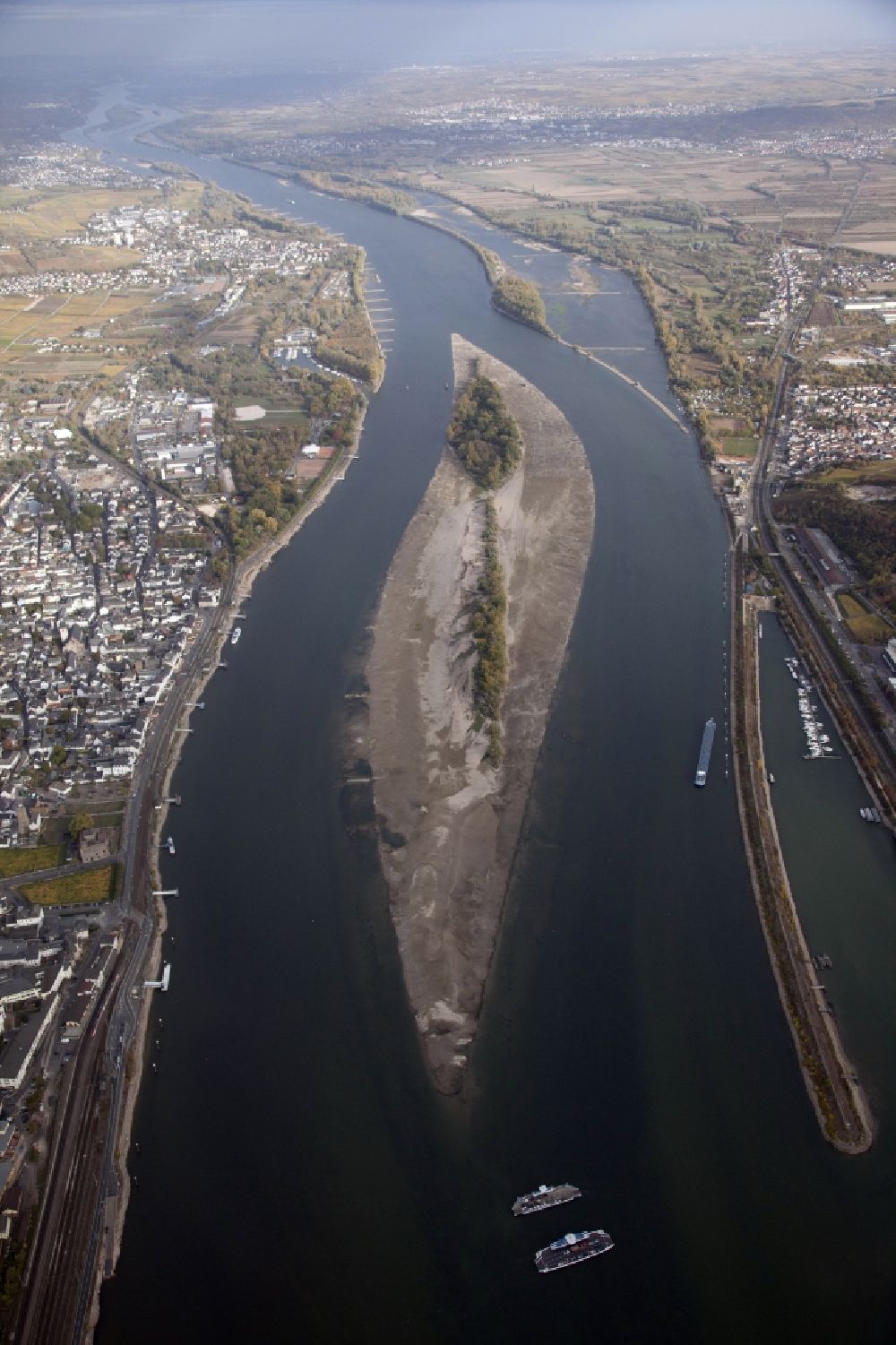 Aerial image Bingen am Rhein - Shore areas exposed by low-water level riverbed on the Rhine river in Bingen am Rhein in the state Rhineland-Palatinate, Germany. Opposite, on the right bank of the Rhine (left) lies Ruedesheim am Rhein