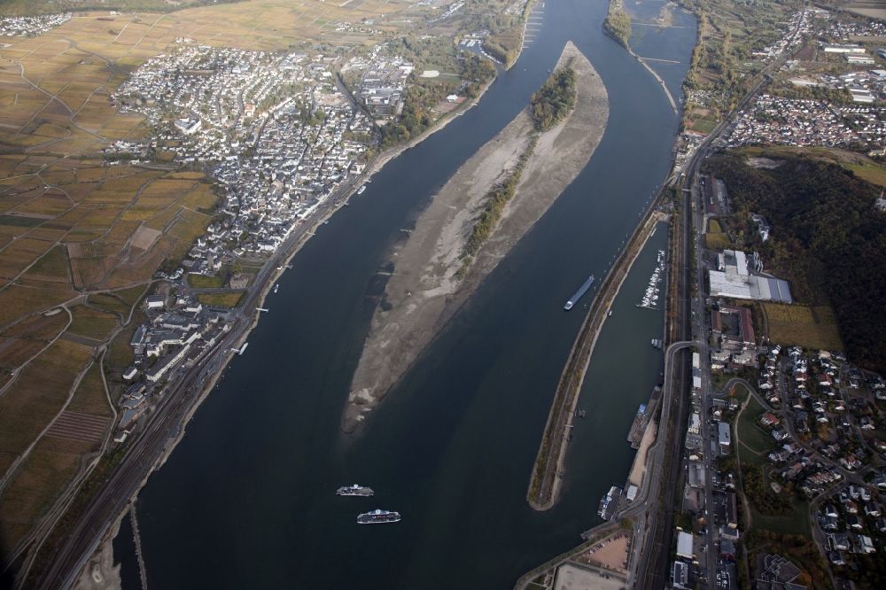 Aerial photograph Bingen am Rhein - Shore areas exposed by low-water level riverbed on the Rhine river in Bingen am Rhein in the state Rhineland-Palatinate, Germany. Opposite, on the right bank of the Rhine (left) lies Ruedesheim am Rhein